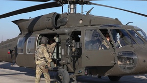 34th Expeditionary Combat Aviation Brigade Flight Crew Spins-ups Aircraft for Flight