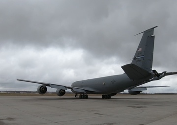 Marshaling KC-135 to Taxiway