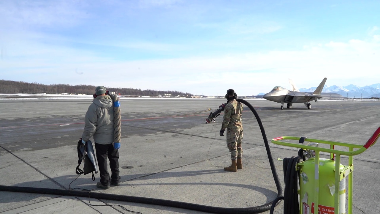 DVIDS - Video - F-22 Hot-Pit Refueling