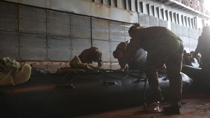 31st MEU Boat Company conducts integrated launch and recovery training (B-Roll)
