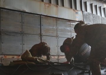 31st MEU Boat Company conducts integrated launch and recovery training (B-Roll)