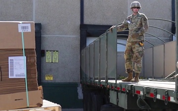 Soldiers deliver boxes to Food Bank of Siouxland