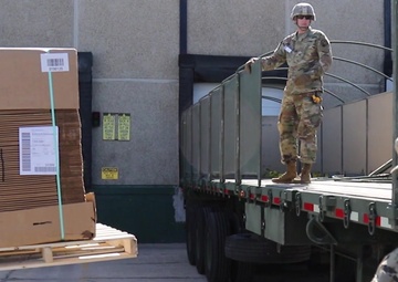 Soldiers deliver boxes to Food Bank of Siouxland