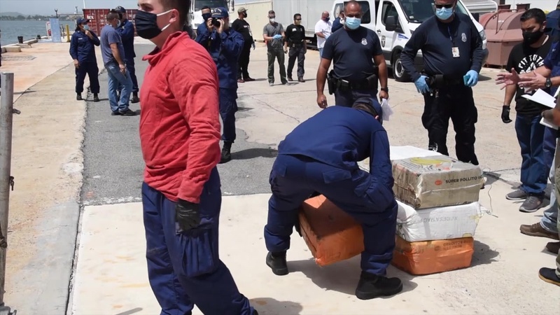 USS Kidd (DDG 100), Coast Guard, apprehend 3 smugglers, seize $6 million in cocaine in the Caribbean Sea
