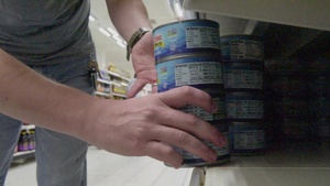 Volunteer shops for quarantined families