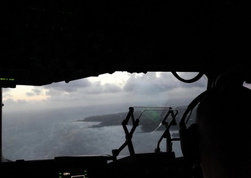 C-17 Low-Level over Oahu with &quot;Touch and Go&quot; &amp; GOAT maneuvers