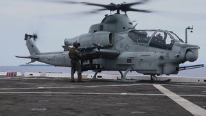 VMM-262 (REIN), 31st MEU fly onto USS New Orleans (LPD 18)