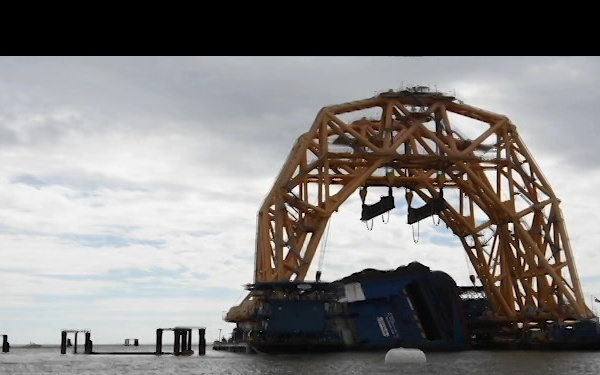 VB10,000 arrives at the Golden Ray Wreck Site
