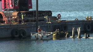 Portland District installs king piles in Columbia River
