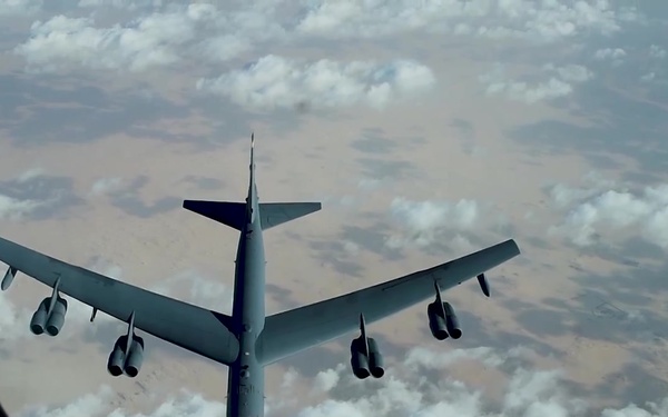KC-10 Extender refuels B-52s – B-roll