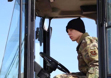 Joint force C-17 vehicle offload