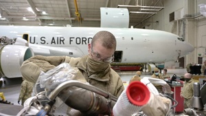 Video of U.S. Air Force aircraft maintainers performing isochronal maintenance on an E-8C Joint STARS