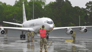 Video of Georgia Air National Guard aircraft crew chiefs marshalling an E-8C Joint STARS
