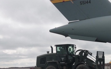 15th MEU Marines receive fuel from Air Force C-17 at FARP during Northern Edge 21