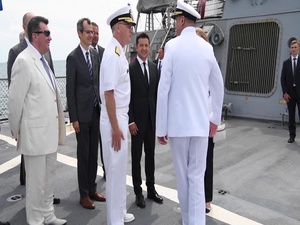 Distinguished Visitors Visit USS Ross (DDG 71)