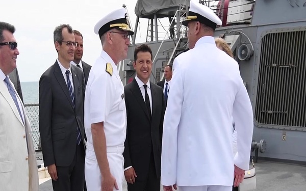 Distinguished Visitors Visit USS Ross (DDG 71)