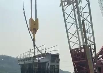 Miter gate removed at Upper Mississippi Lock and Dam 2