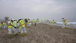 Unified Command conducts oil removal operations off Orange County beaches