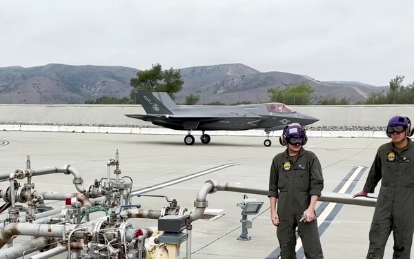 F-35s hot-pit refuel at MCAS Camp Pendleton