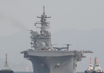 USS America (LHA 6) makes port at MCAS Iwakuni (B-Roll)