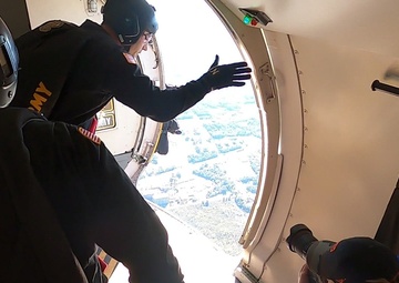 Soldier parachutes into Florida Gators football game
