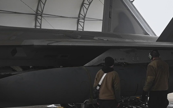Maintainers prepare F-22 Raptors for deployment to the United Arab Emirates