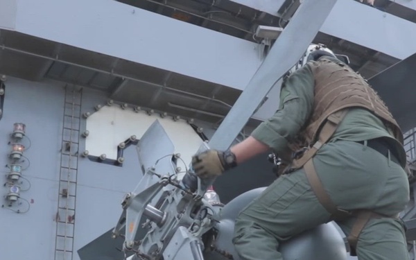 Abraham Lincoln conducts flight operations during Jungle Warfare 2022