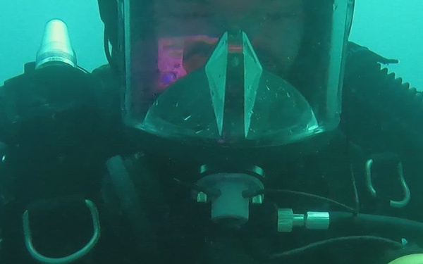 Canadian divers under water for MCM training