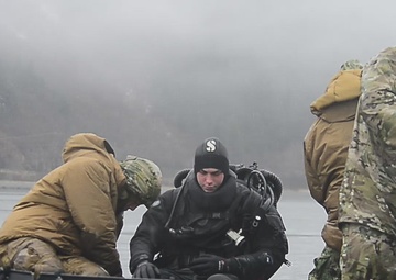Navy EODMU-1 dives in Gastineau Channel
