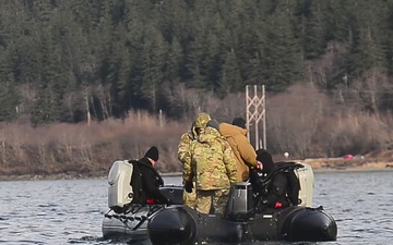 Navy EODMU-1 dives in Gastineau Channel