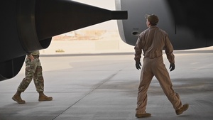 340th EARS fuels up F-22s