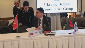 US Secretary of Defense meets with world leaders to discuss Ukraine crisis
