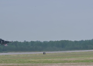 Strike Eagles take off and land at SJ (Broll)