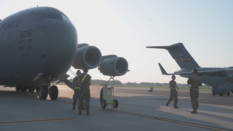Marines and Airmen conduct C-17 training
