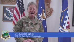 Commander congratulates second grade readers