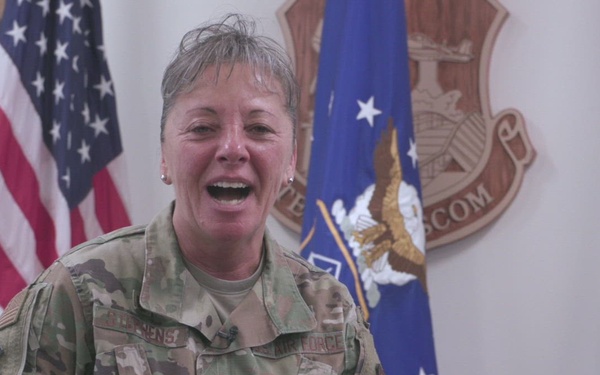 Commander congratulates second grade readers