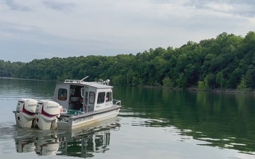 Team checks Lake Cumberland's water quality