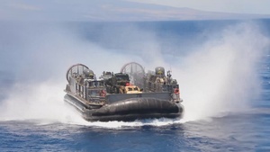 USS Essex Conducts LCAC Operations During RIMPAC 2022