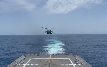 U.S. Army Blackhawk Helicopter Performs DLQs on USS Billings