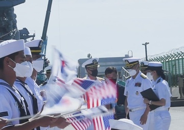 USS Ronald Reagan (CVN 76) pulls into Busan, republic of Korea