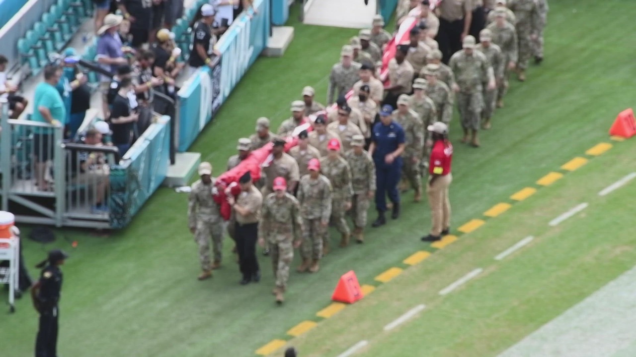 DVIDS - Images - Jacksonville Jaguars Salute to Service game [Image 5 of 9]