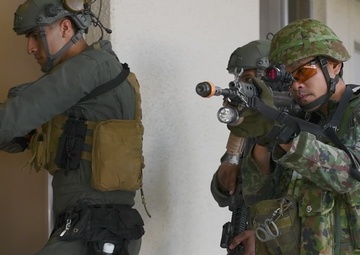 MCAS Iwakuni SRT conducts bilateral training with the JGSDF Combat Instructor Team