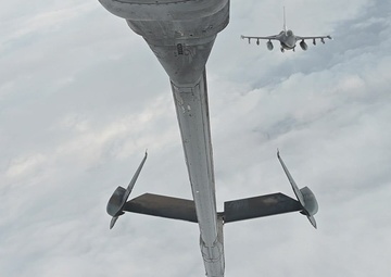 U.S. Air Force F-16 Fighting Falcon Aerial Refuel B-ROLL