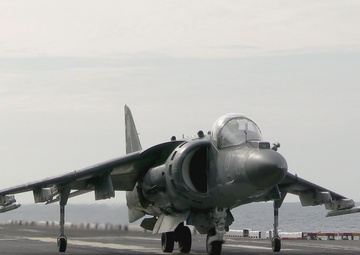 Ace of Spades Conducts Flight Deck Qualifications