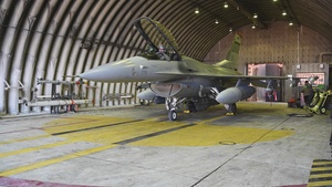 F-16 Fighting Falcon taxis to runway