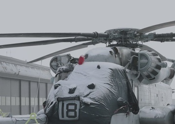 HMH-464 Marines perform maintenance in the snow