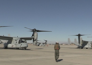VMM-261 drops cargo in the desert