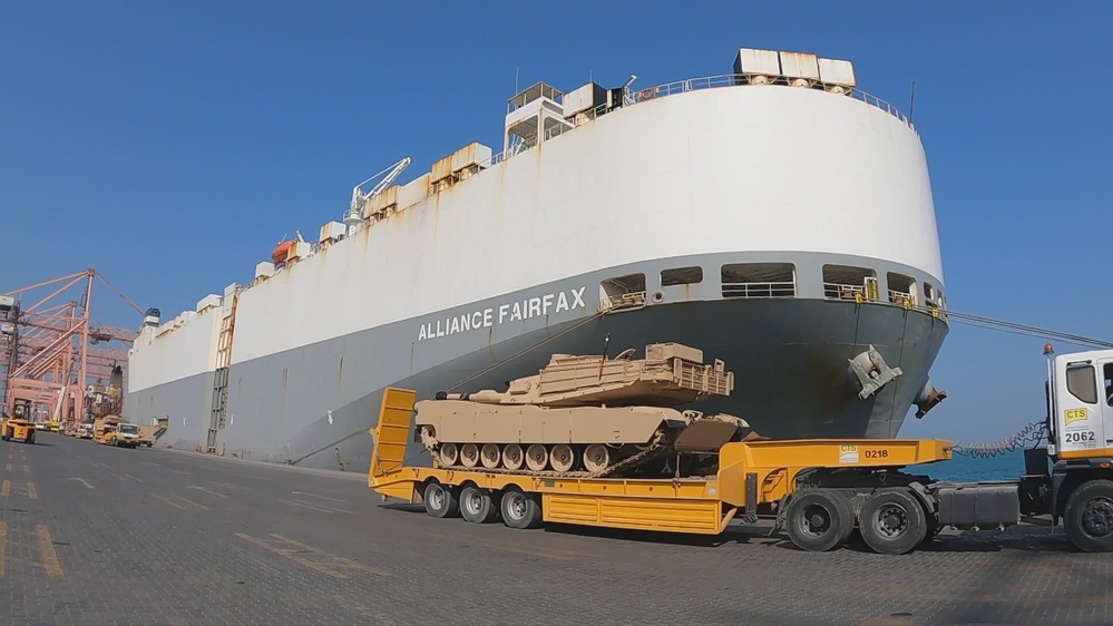 DVIDS Video M1 Abrams Tanks Offloaded by 1181st DDSB, Kuwait, Mar 2023