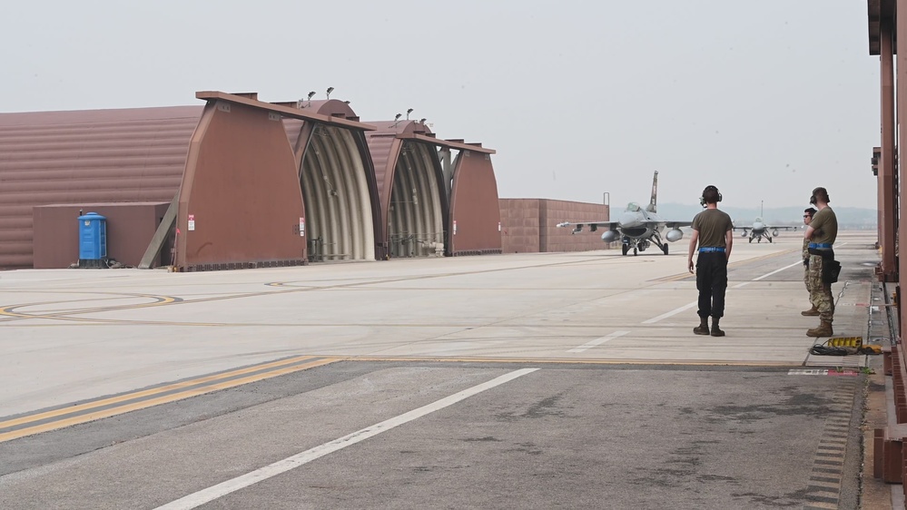 DVIDS - Video - Kunsan Wolf Pack Touches Down At Osan [B-Roll Package]