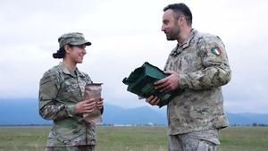Italian and American soldiers swap rations (IT)